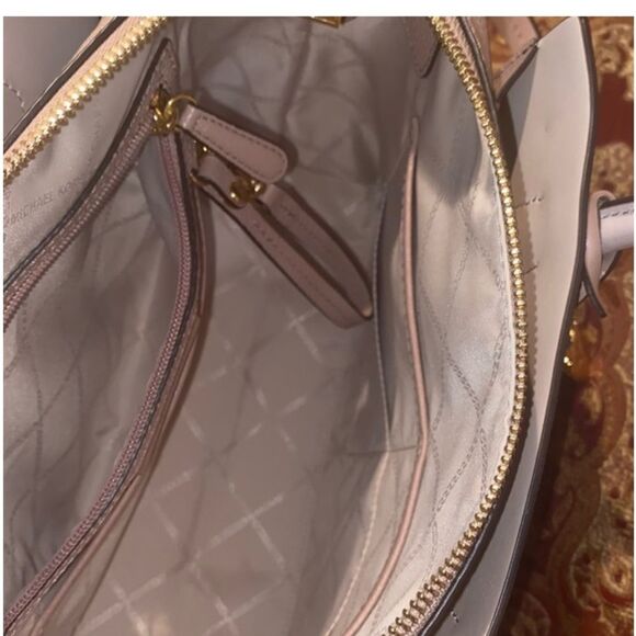 Michael Kors Mercer bag

Michael Kors Blush Pink Satchel with Gold Details - Picture 4 of 11